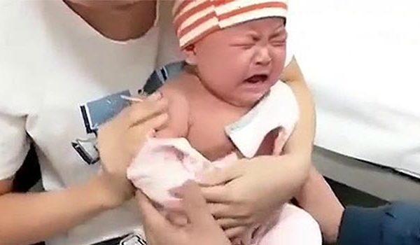 一针扎出潜能? 仅6个月大婴儿剧痛大哭喊“真疼啊! ”