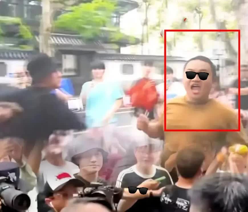 网红“馆长”陈之汉，直播中遇到黄衣男子冲上来指着馆长说：“你就是陈之汉吧！”