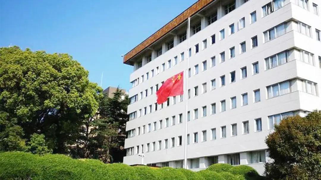 惊天闯馆！日本自卫队士兵持刀潜入中国大使馆，直言要“以神之名”行刺，中方强烈抗议，日方安保漏洞引发国际外交危机