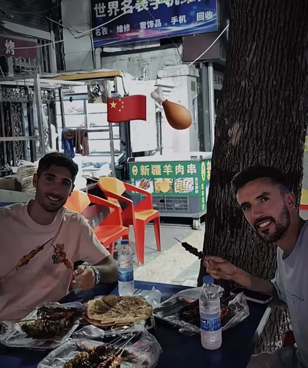 二斯接地气，晚上来撸串！天津津门虎队西班牙🇪🇸外援罗斯和