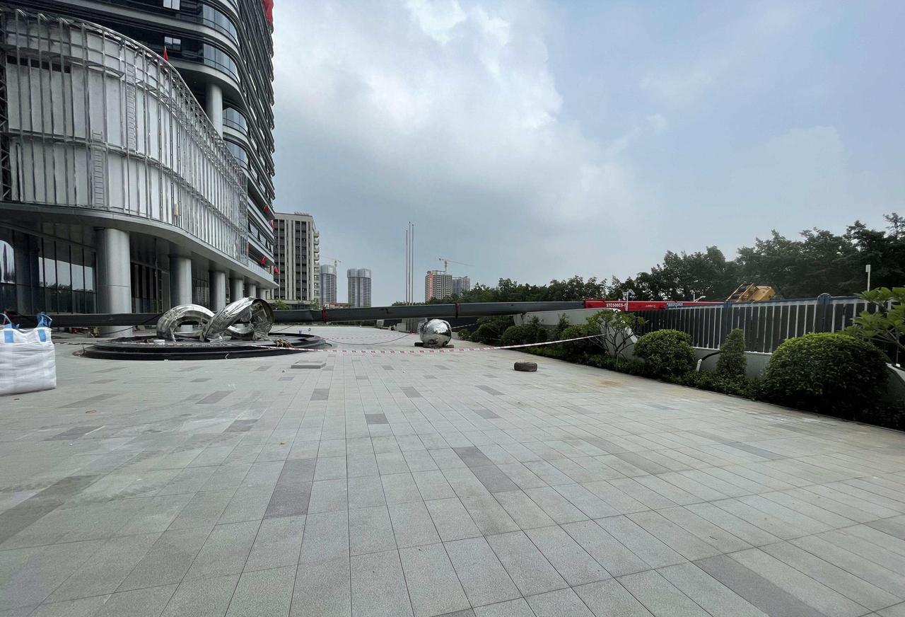 广州番禺那台吊车还趴在原地，快十天了，谁都不认账9月14号下午，番禺石碁镇南荔
