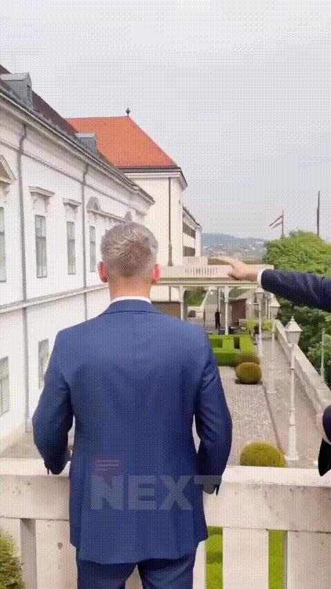 匈牙利刚上演了一出堪称电影级别的画面。新当选的总理毛焦尔，正在总统陪同下参观