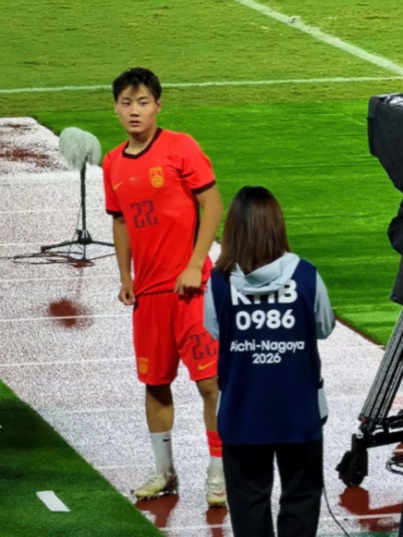 毛伟杰还踢中场！安东尼奥你没事吧？