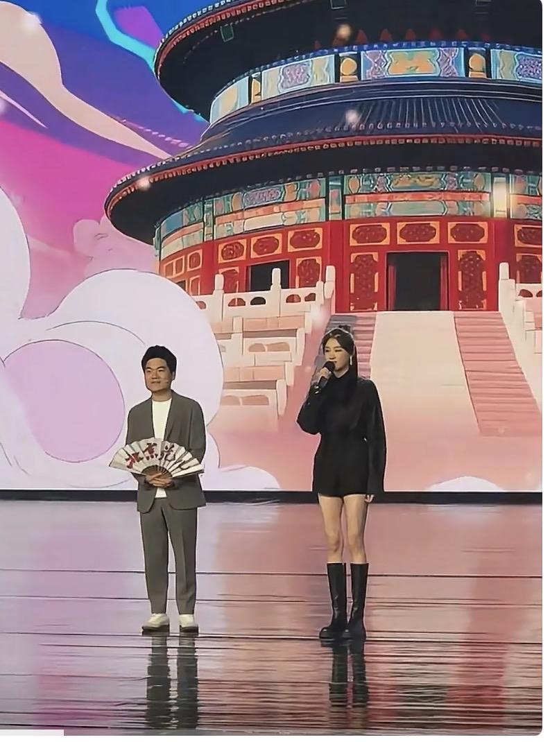 董宇辉：晓彤，咱俩站一块儿，我这“全民女婿”的身高确实有点吃亏，官方168，在你