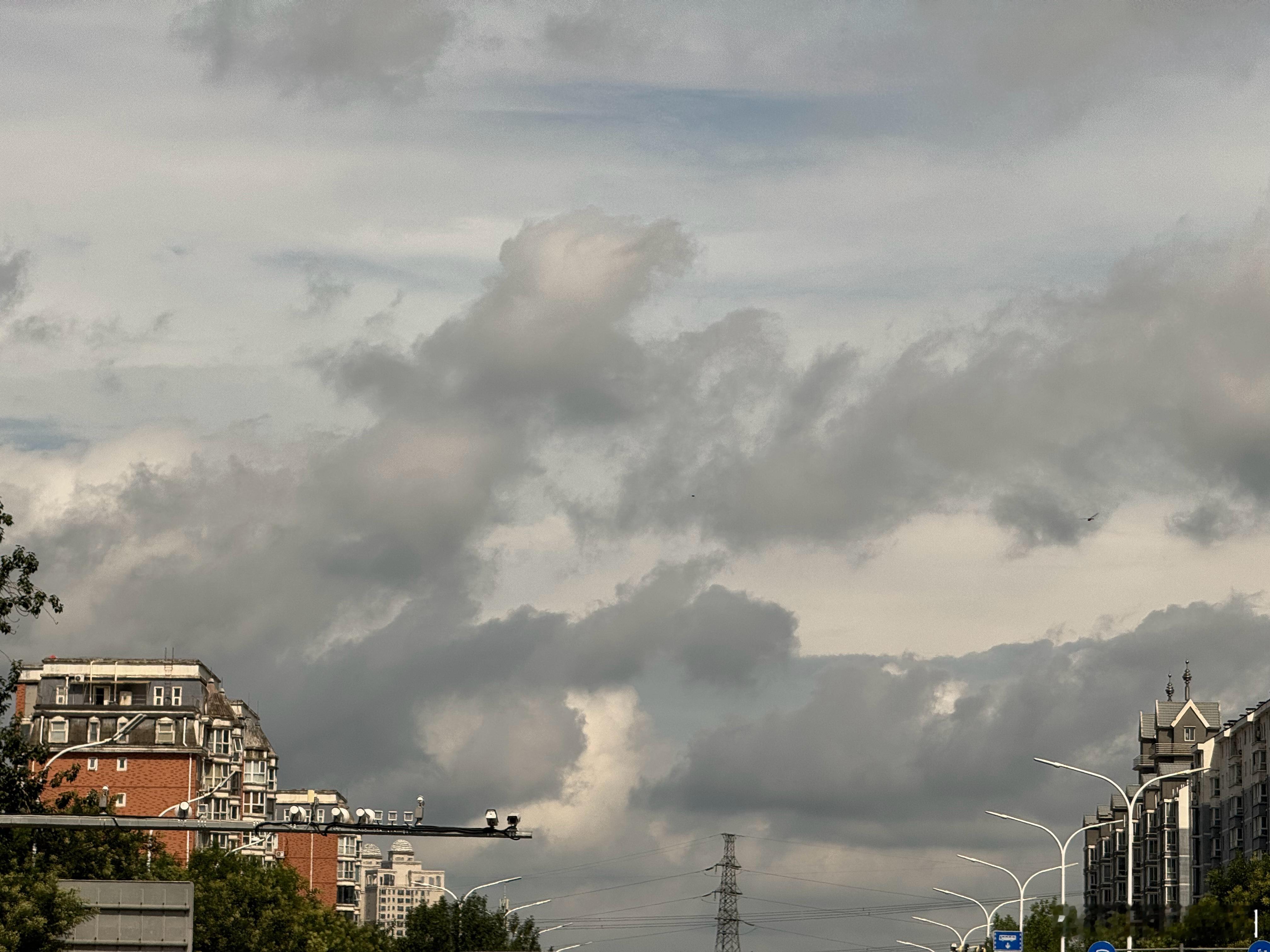 北京请市民减少外出数不清今年第几次暴雨预警了北京今年夏天就是暴雨、暴晒、暴雨、暴