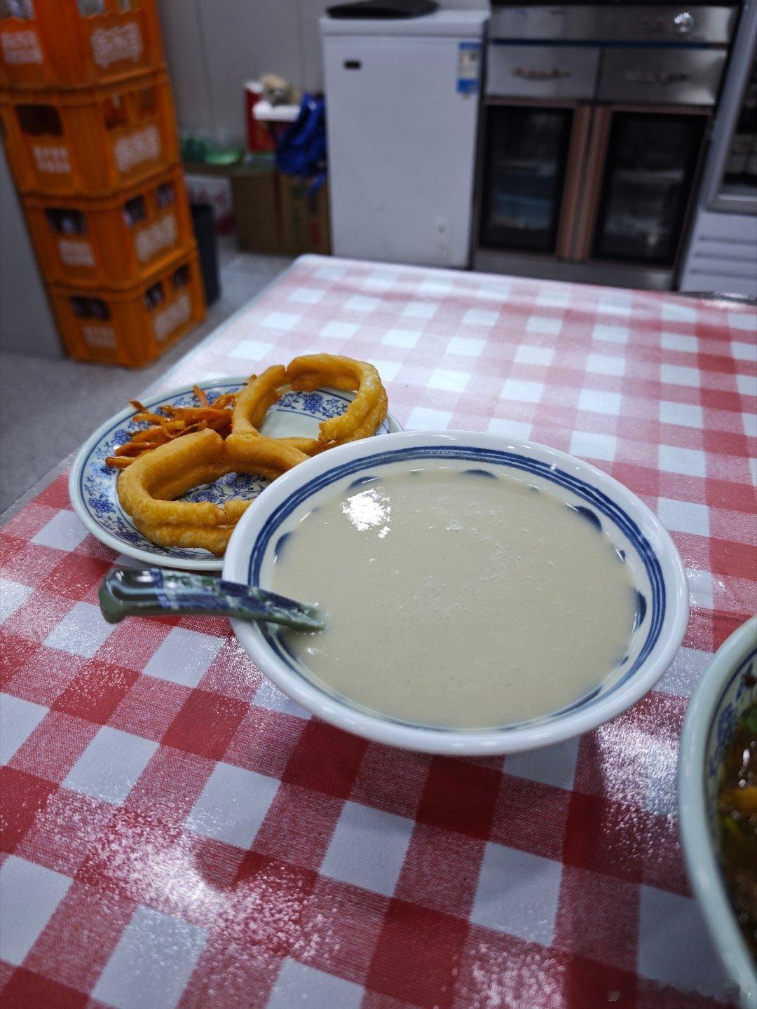 兄弟们，我真的点了一碗豆汁儿。尝了一下之后，我觉得以后我不会再强迫来成都玩的朋友