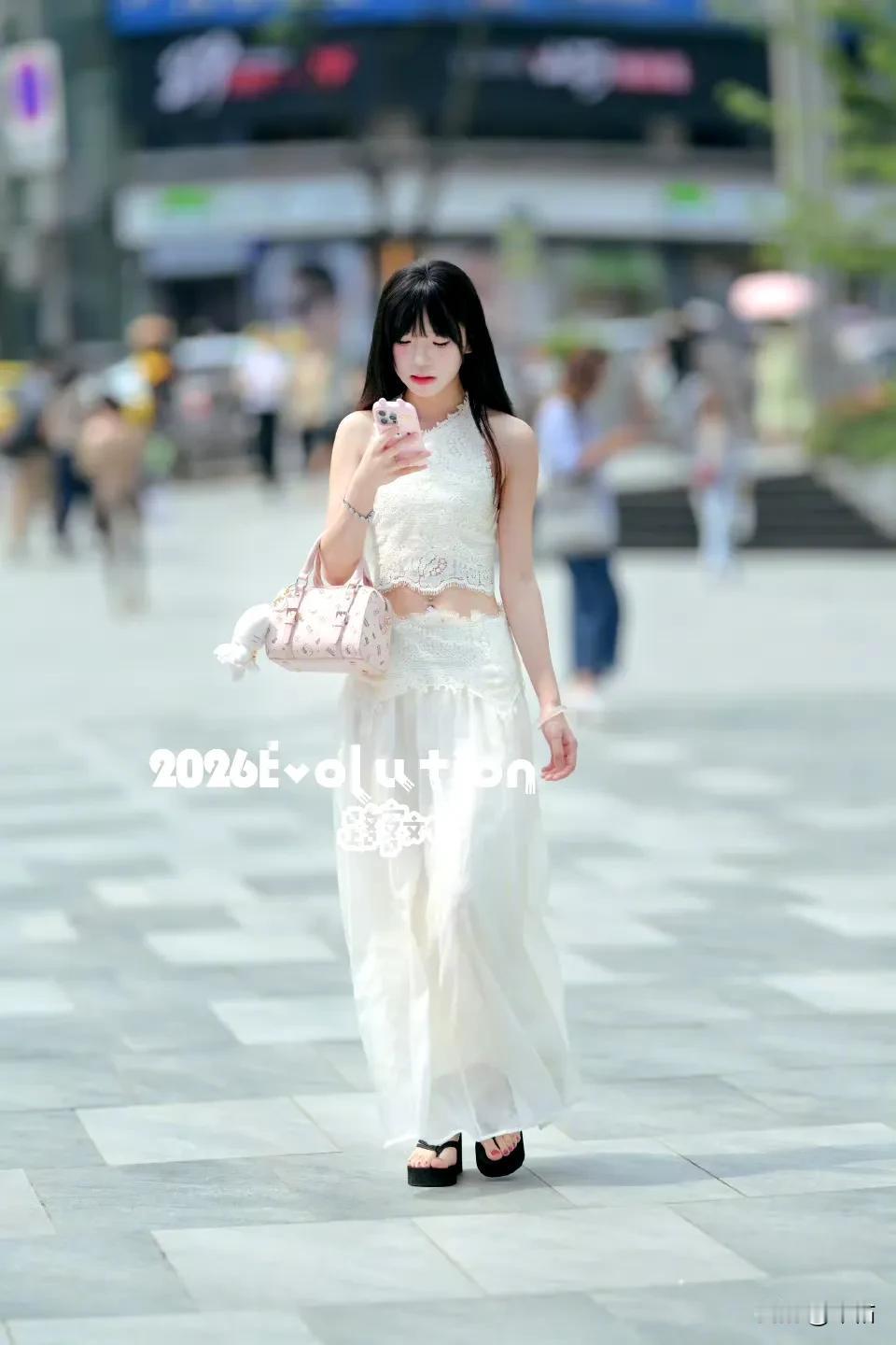 漫画走出来的姑娘，唯一缺点粉太浓！