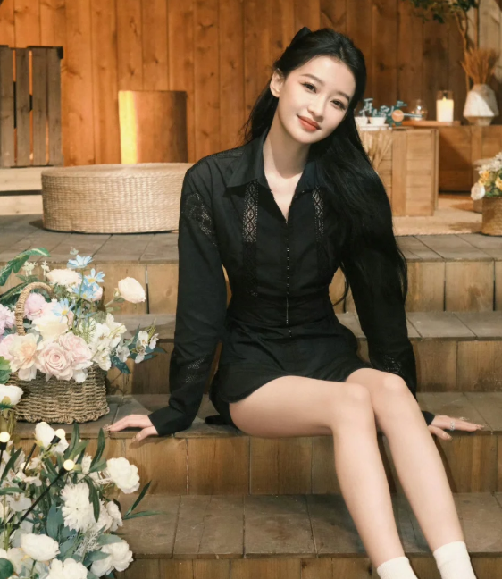 不得不说这孙怡的造型师挺能整活的光想着把孙怡的v领开到最低，却不考虑孙怡的身材