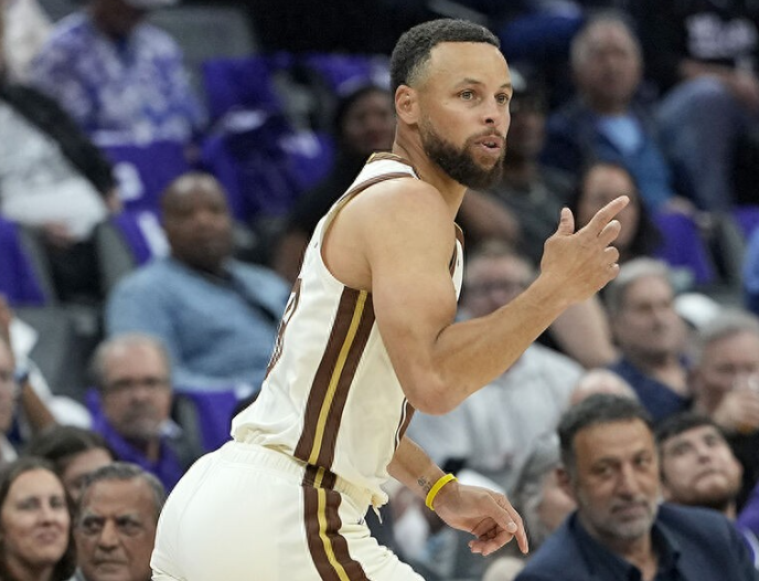 为什么你们对库里没信心2015年以来，库里健康打完季后赛（只说西部）的情况下