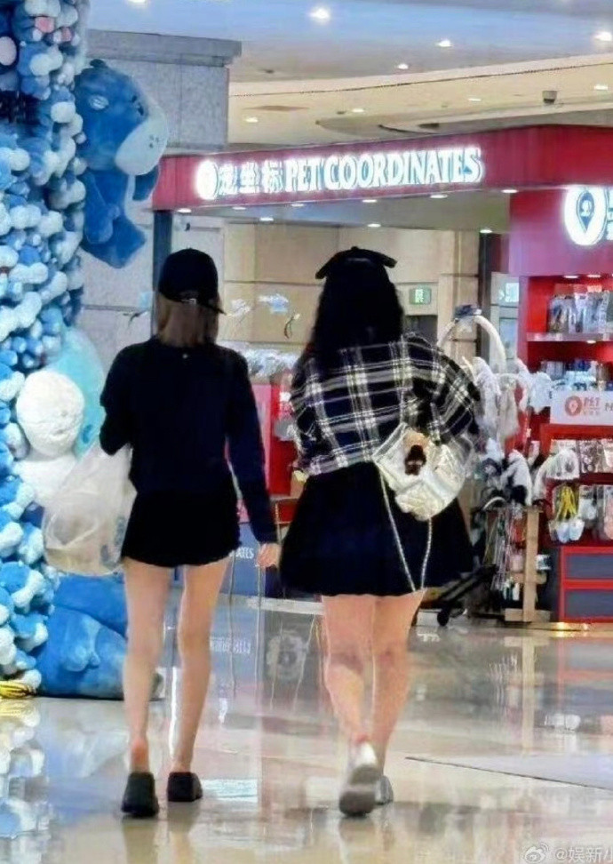 网友拍的赵露思，好瘦好小一只，侧脸好美​​​