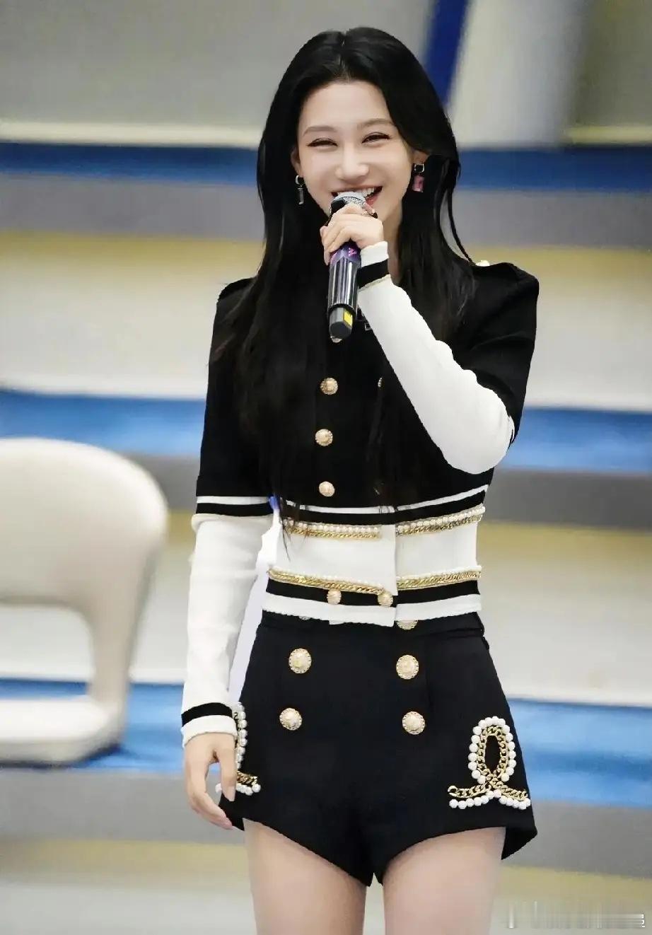 不出意外，意外又发生了！北京电影学院毕业典礼现场，何宣林站在聚光灯下自我