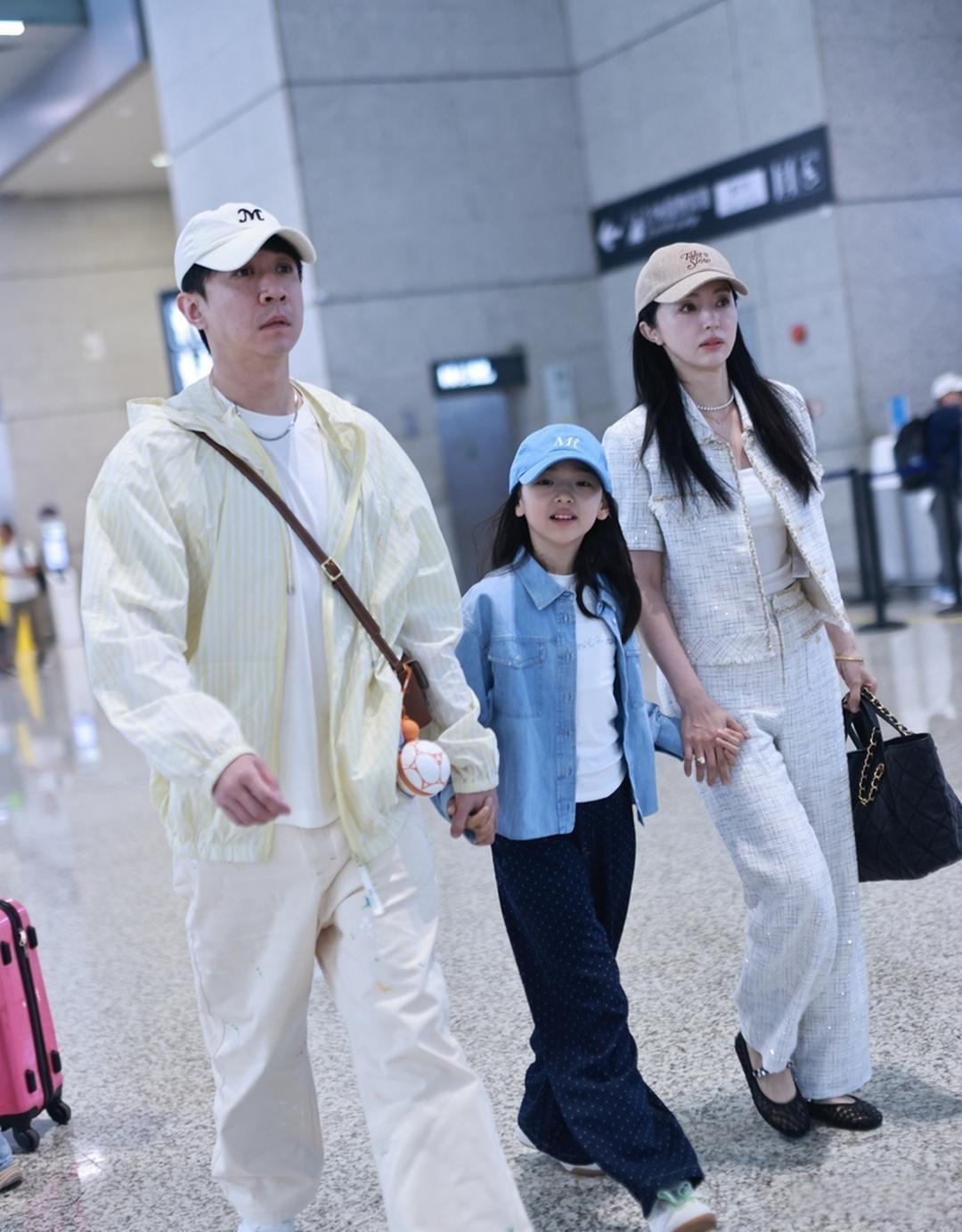 近期，张维伊、董璇夫妇带着女儿小酒窝走机场的画面。张维伊对她娘俩真好，一家