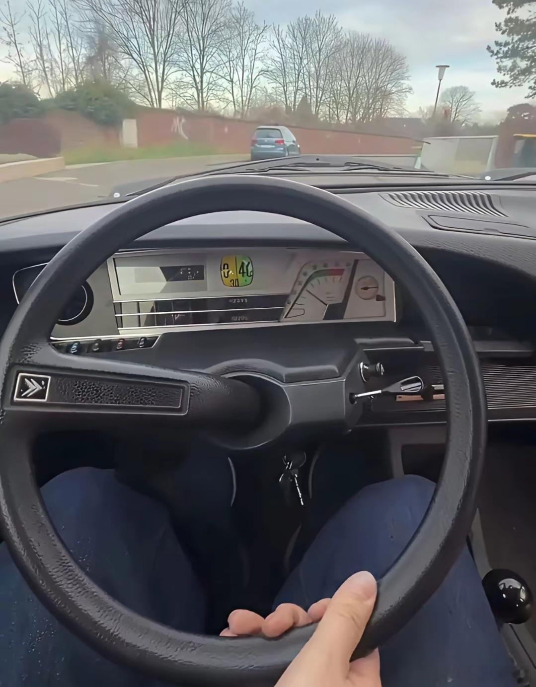 上世纪的法国汽车，法国佬都是奇葩，一个车上没几个反智的设计，都不好意思上市。