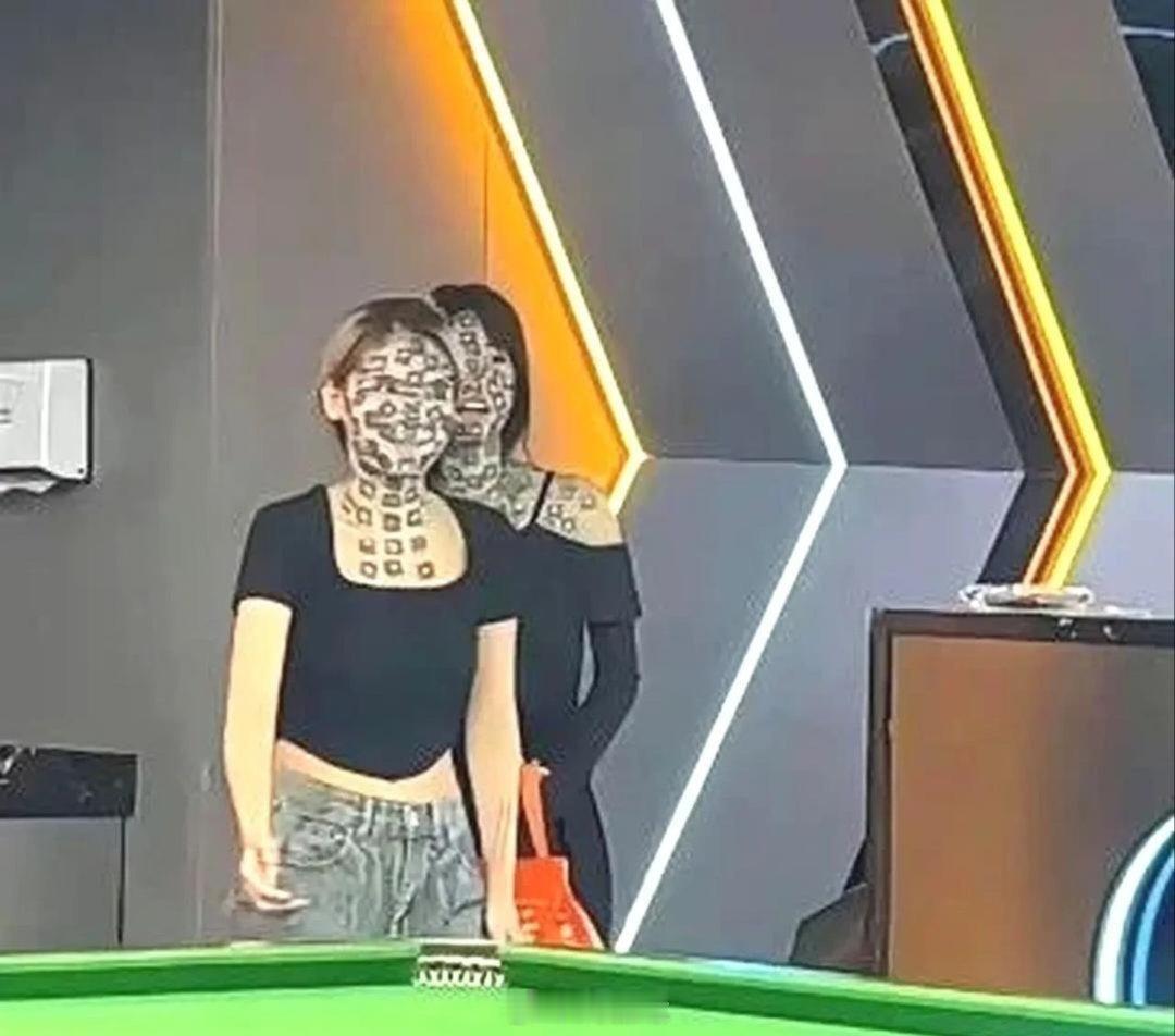 桌球室里的一幕，不得不说，这审美我看不懂啊！