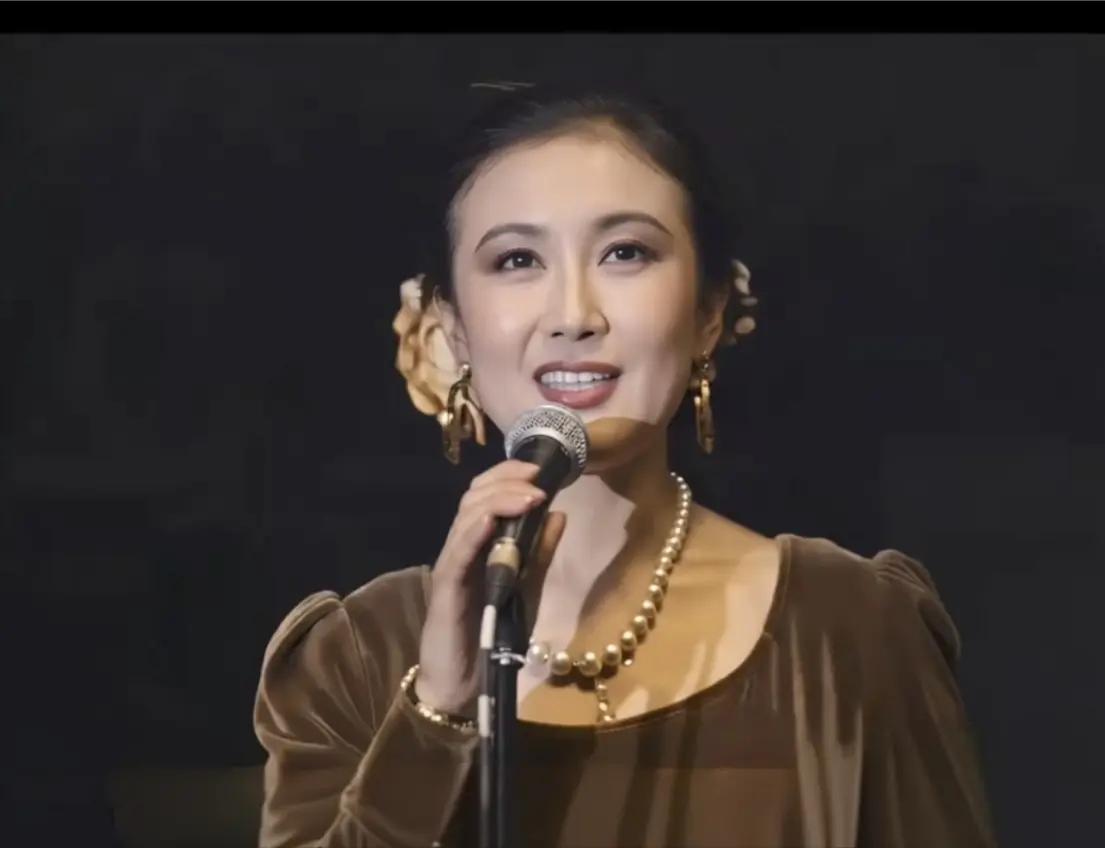 在倪萍还没到央视的时候，有一个美女主持叫李小玢，她被国内外观众誉为“东方美人”。