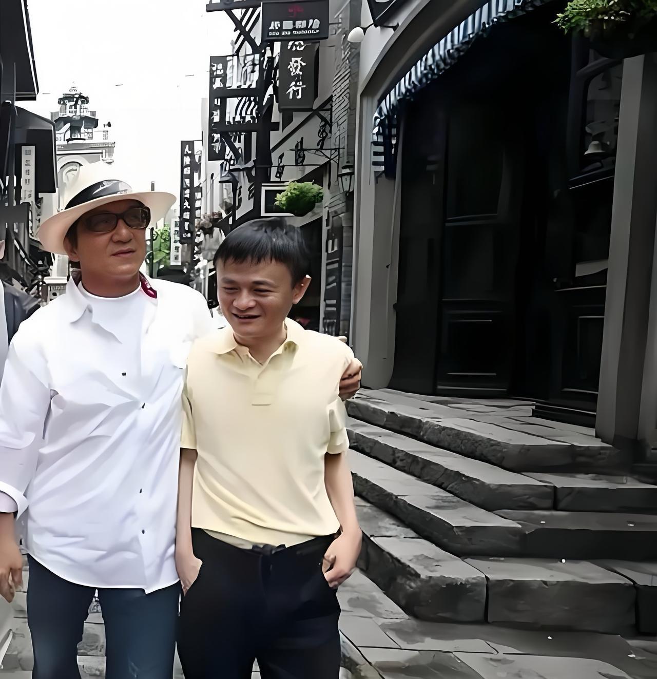 成龙与马云同框旧照，成龙大哥与人打交道方面没得说，让人感觉到热情与亲切感。成龙