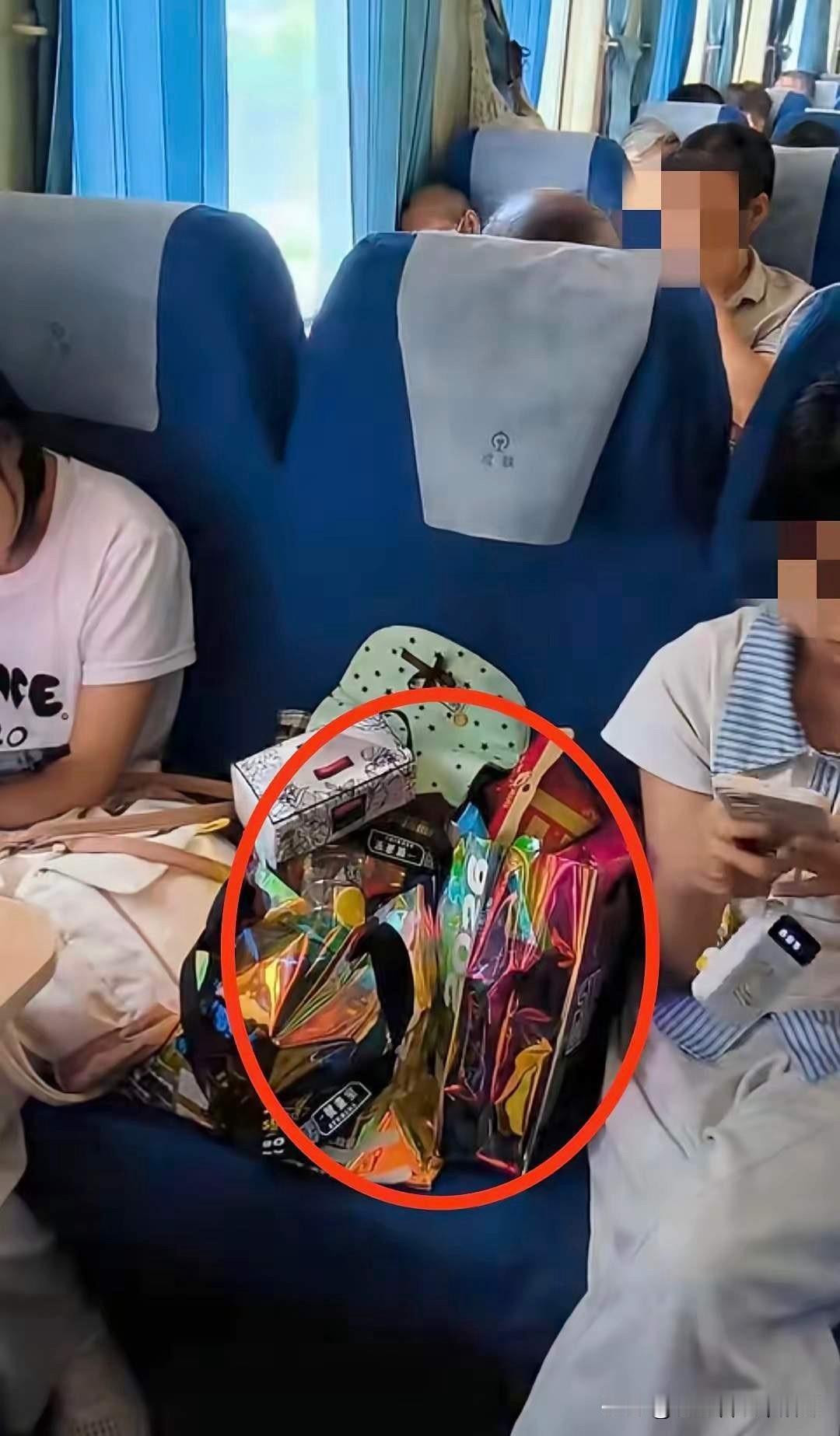 这跟座位上放零食能有什么关系？两个小姑娘的家长，为了让两个孩子长途坐火车舒服些，
