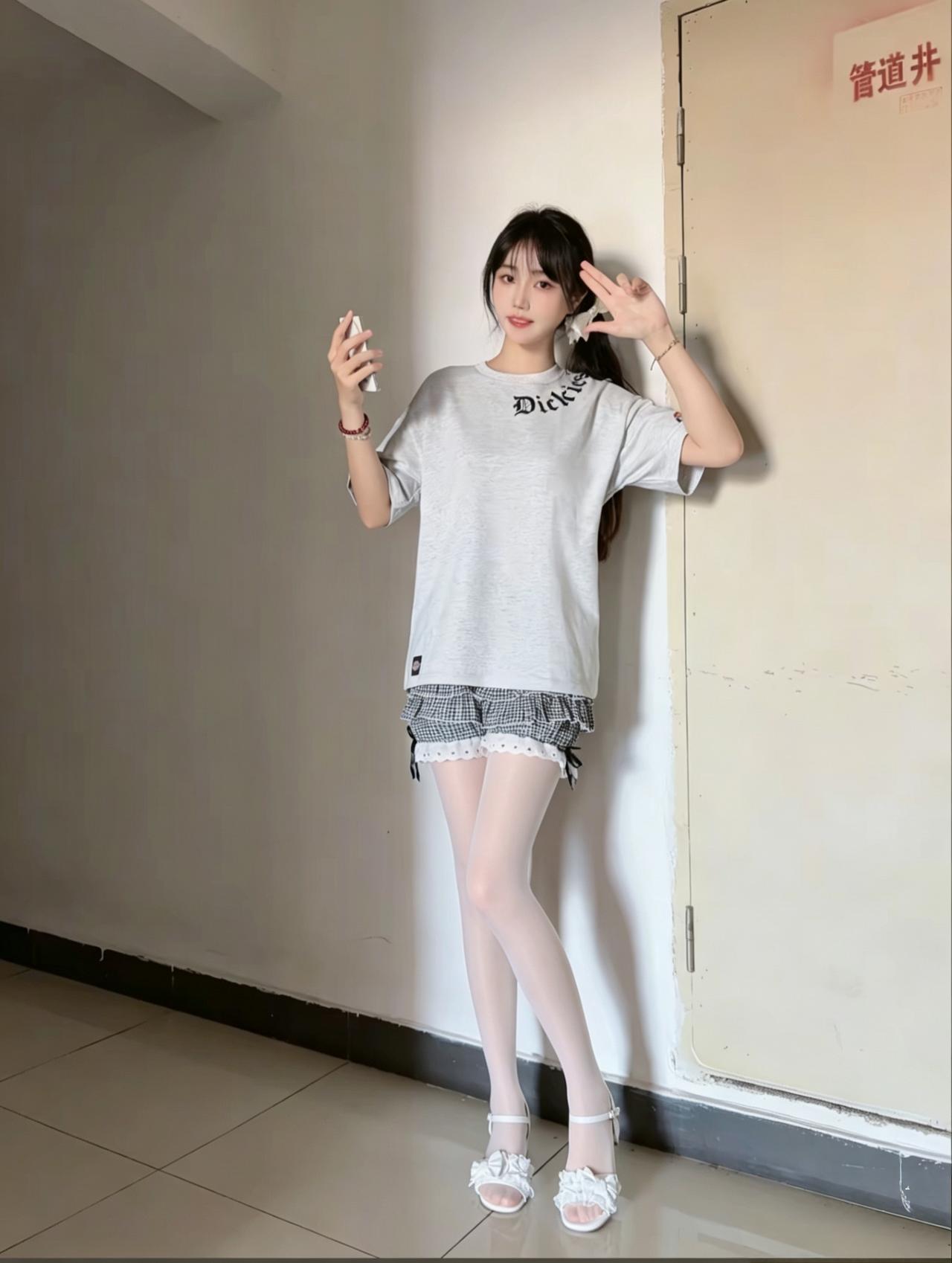 这套穿搭是典型的“甜酷混搭风”：中性的休闲T恤+甜妹风的格纹裙裤，再配上白丝和凉