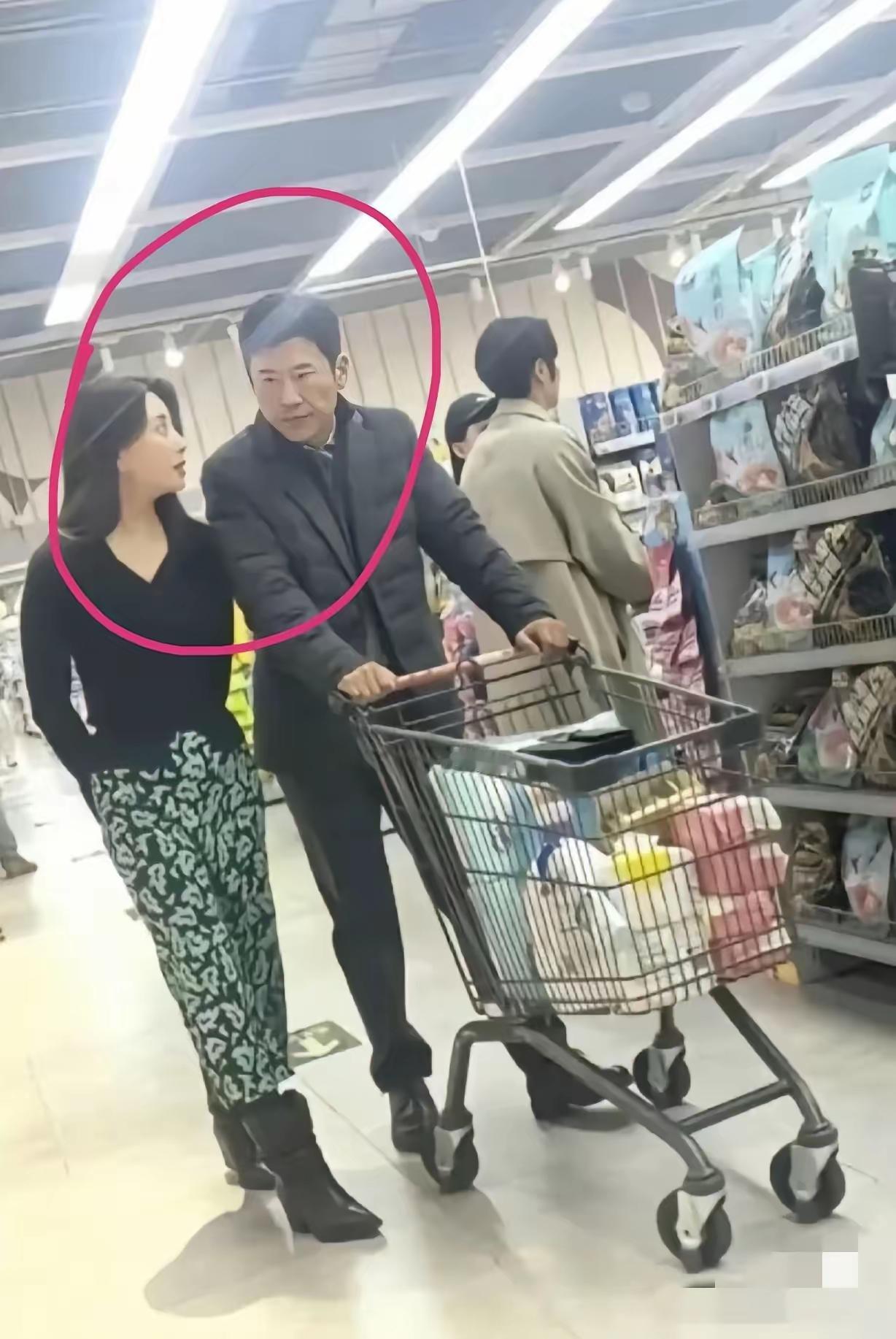 好激动啊，大家快看，逛超市碰到谁了？这不是当下最火的男女明星吗？也算是娱乐圈的顶