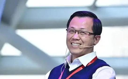 狗血大瓜来了！有爆料称，一位知名P姓男歌手和妻子在婚姻存续期间都曾出轨，女方被指