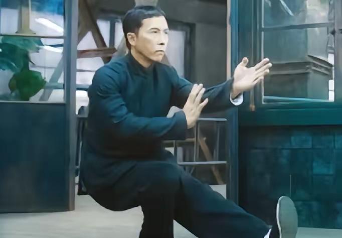 2008年，黄百鸣筹拍《叶问》时，他邀请李连杰出演叶问，可李连杰的片酬价格要1个