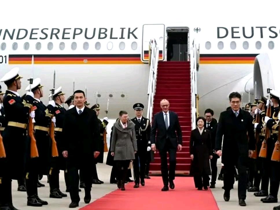 路透社开始酸了：当地时间路透社26日报道，虽然默茨访华阵容很豪华，声势也很高，但