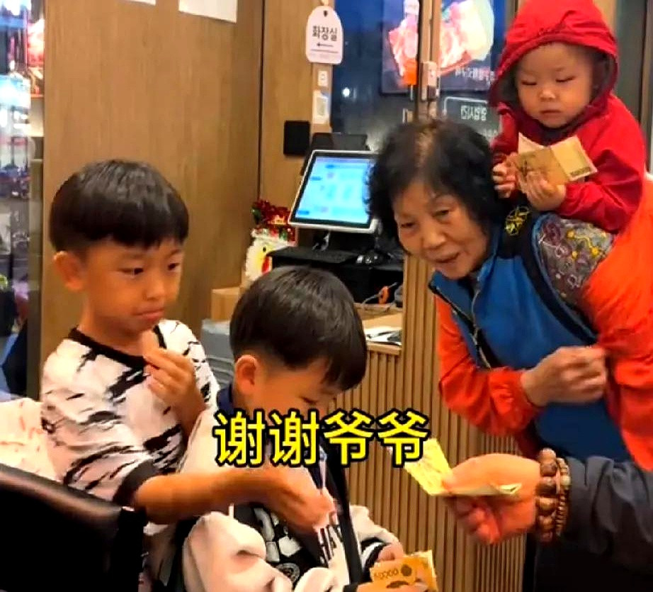 阳光透过窗帘洒落在温馨的小客厅，空气中弥漫着一股淡淡的饭菜香味。大敏正坐在沙发上