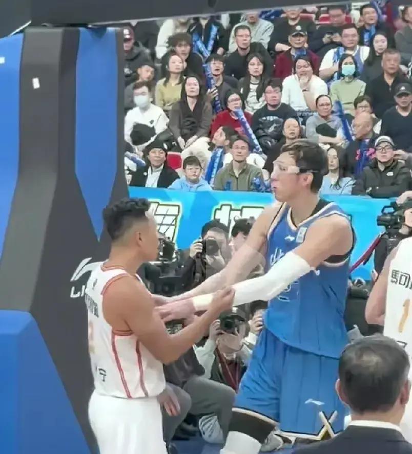 他推了第一次，全场笑了；他推第二次时，裁判哨子还在嘴里。你发现了吗？球场上的