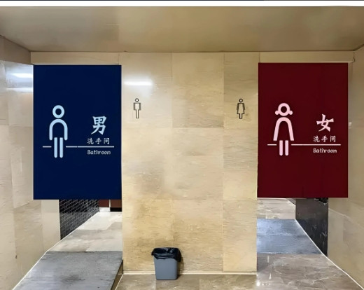 陕西，女子在KTV上厕所，突然，一陌生男子醉醺醺的闯进来，女子惊恐万分让他离开，