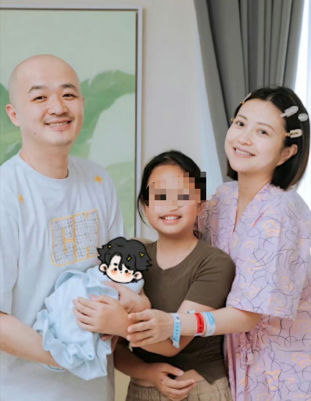 包文婧给儿子穿二手旧衣服包贝尔老婆包文婧直播透露，二胎儿子“面条子”的衣物、用