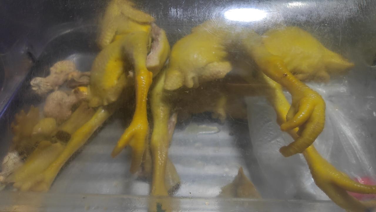 冬天的快乐，看山看水看风景，吃鸡吃肉吃萝卜。简简单单的生活，就是活着，微笑地看