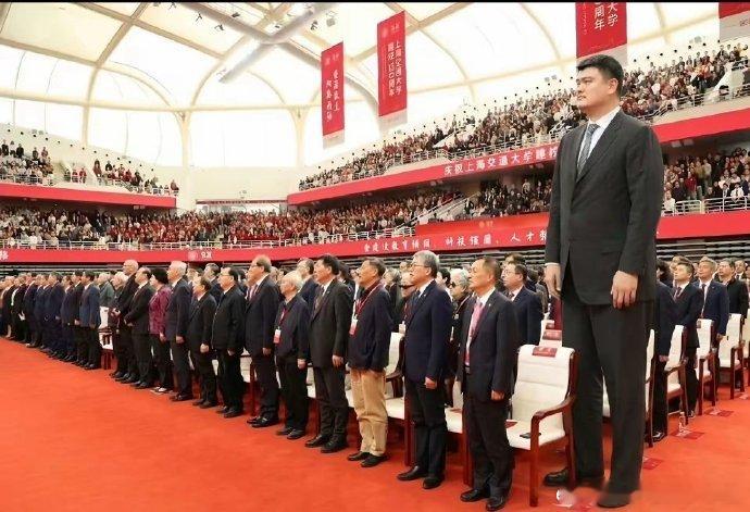 第一眼还以为是鬼才摄影师的神作，第二眼才觉得莫名夸张。这图到底是哪位人才P的，姚