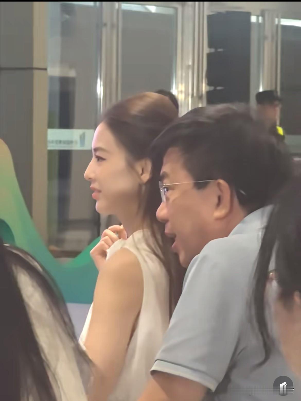 这是多喜欢黄圣依啊？有必要坐这么近吗，黄都不想搭理他！一开始在黄圣依后面叫她
