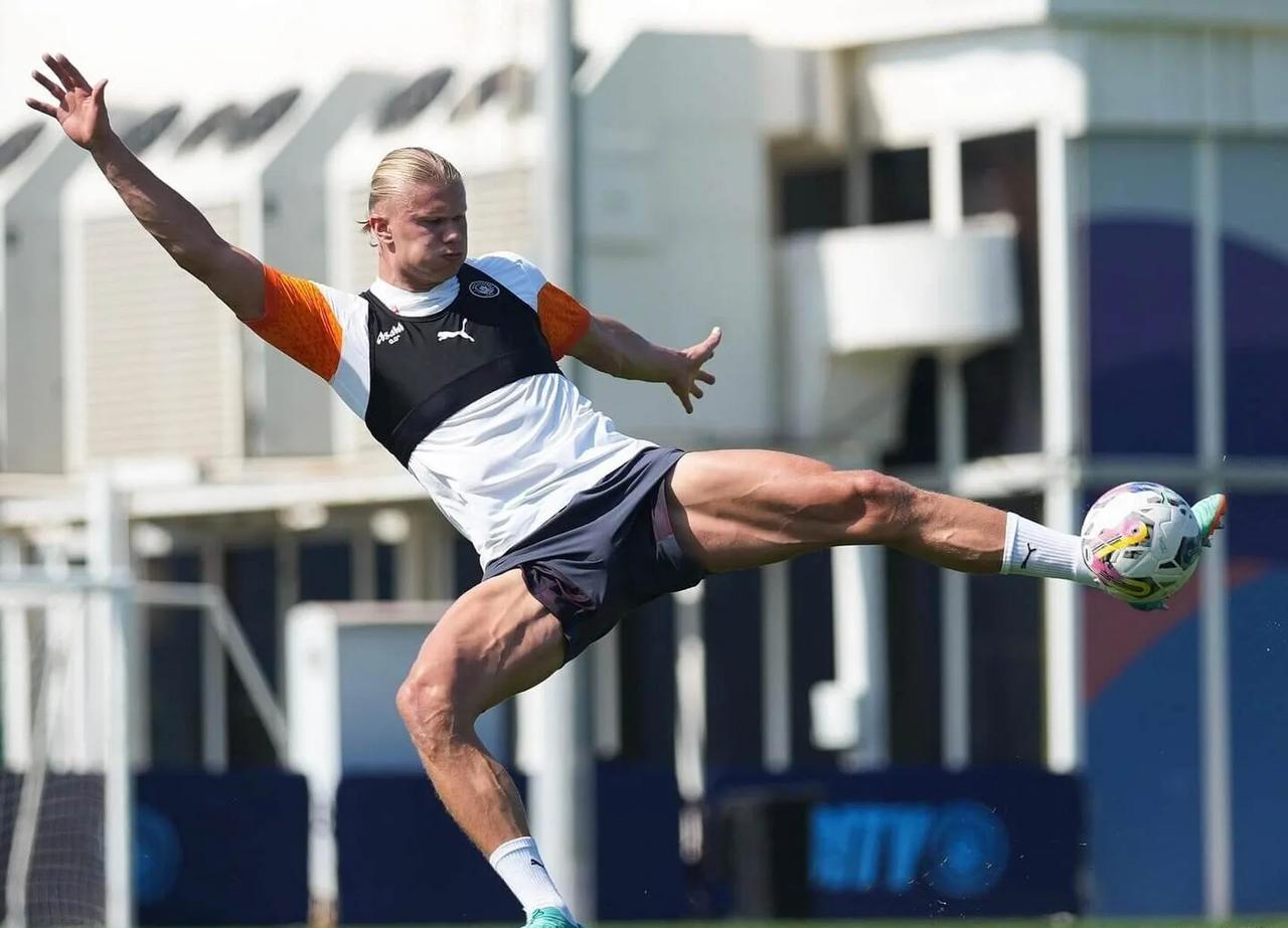 别信“体重轻才能跑得快”的鬼话。哈兰德正用94公斤的躯体，改写顶级前锋的身体法