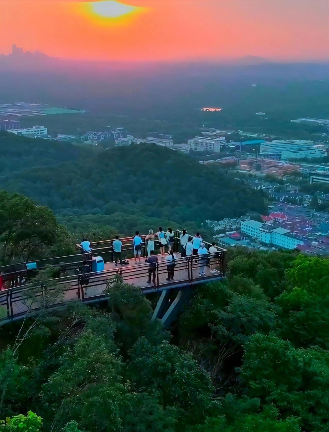 💡你是不是也这样：想来场说走就走的徒步，却怕山路太难？想俯瞰杭城秋色，又不想