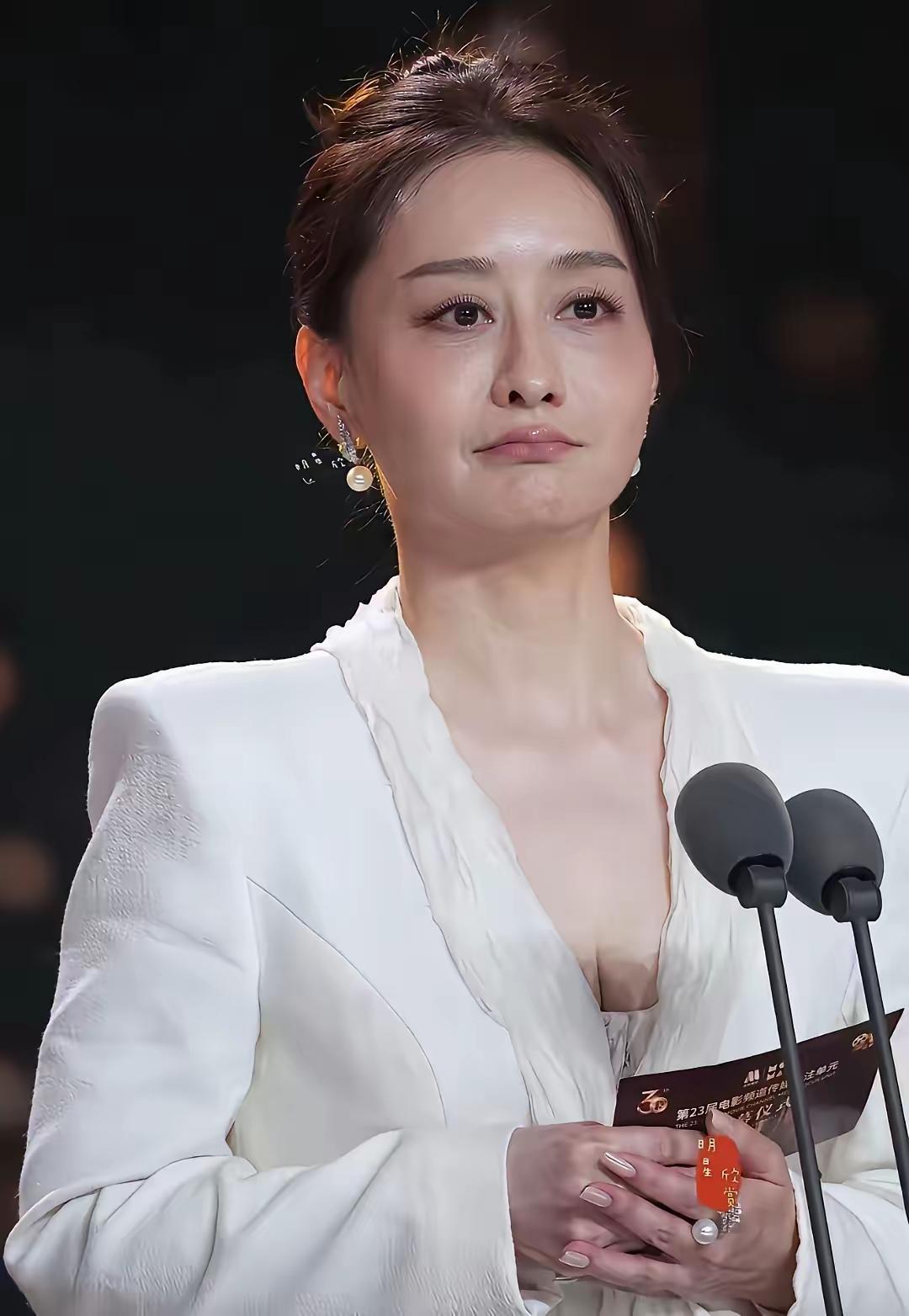 她要有刘海，还有两边要留头发才好看，不适合大光明她年轻时候真的好美，可惜花期太