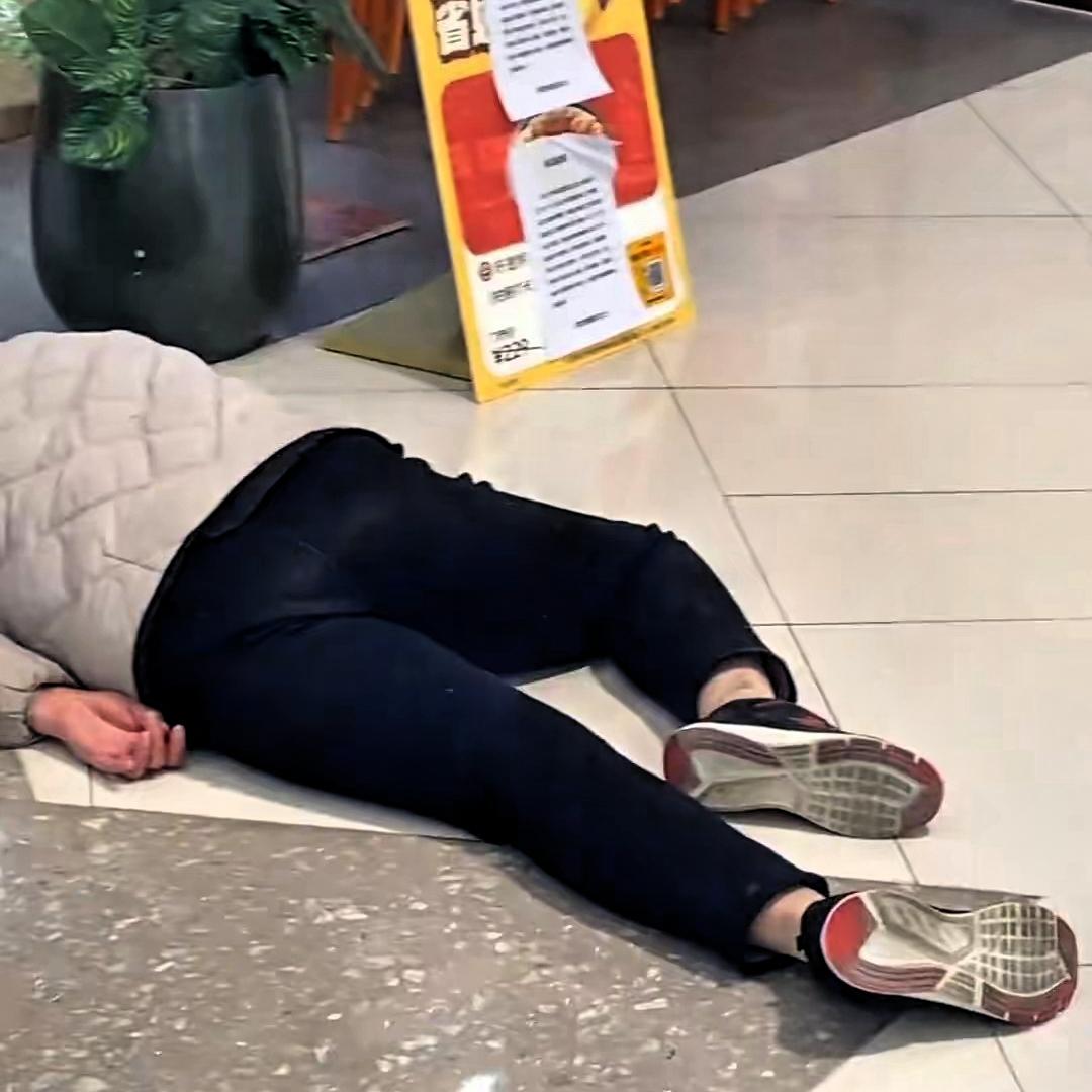 “躺平”变“趴活”，大妈这波操作把商场整“活”了！河南商丘这位大妈，凭借一己之力