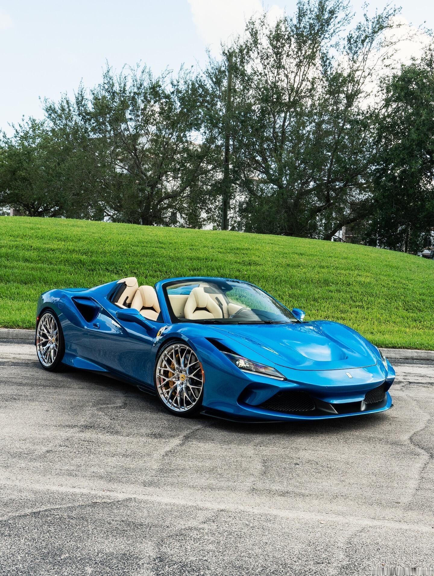 【碧空驭风者—赛道蓝法拉利F8Spider】F8Spider是F8Tr