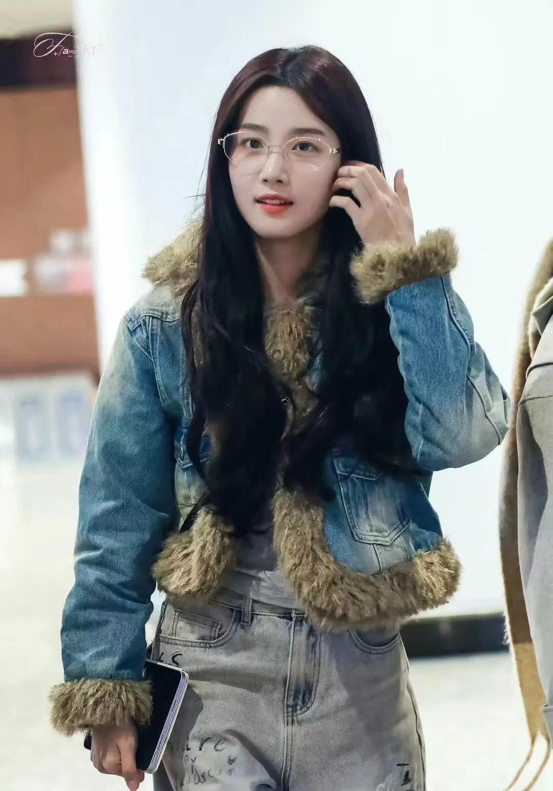 卢昱晓机场私服好会穿毛绒牛仔外套搭涂鸦牛仔裤，复古甜酷风拉满，戴眼镜还多了