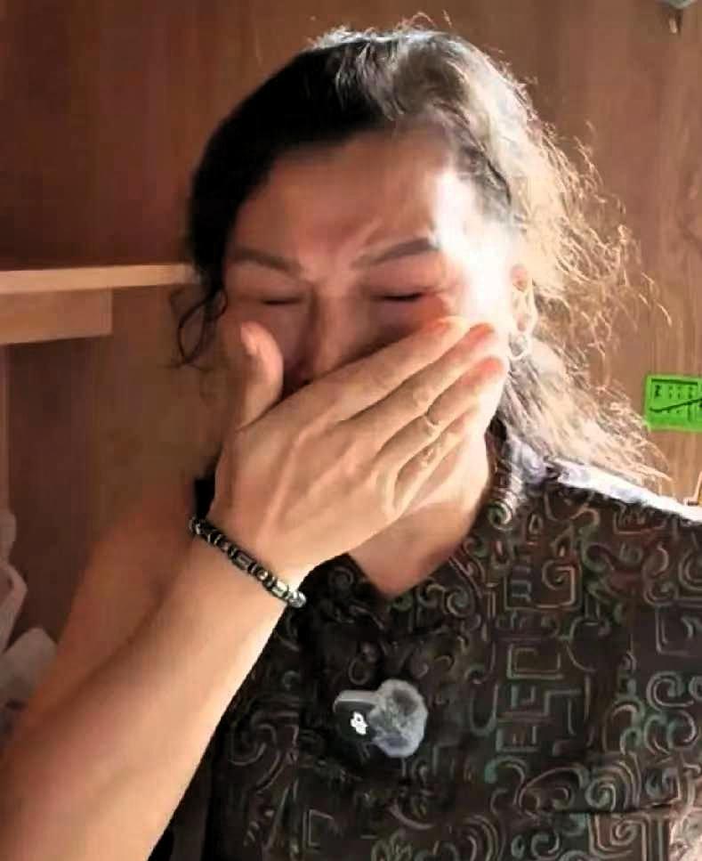把我也看哭了！湖南妈妈跨越千里送儿子进浙大，675分学霸的宿舍里，她忙前忙后一声