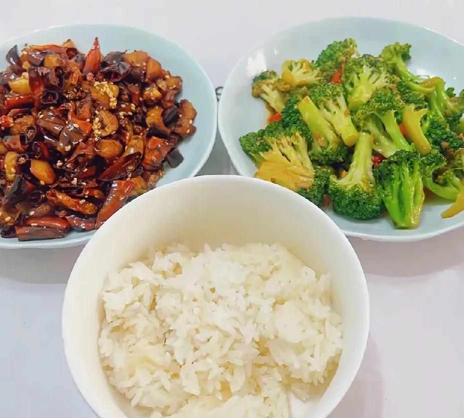 现在的房子越来越不值钱去一个中等小区找朋友玩他说我的房子现在40万都没人要
