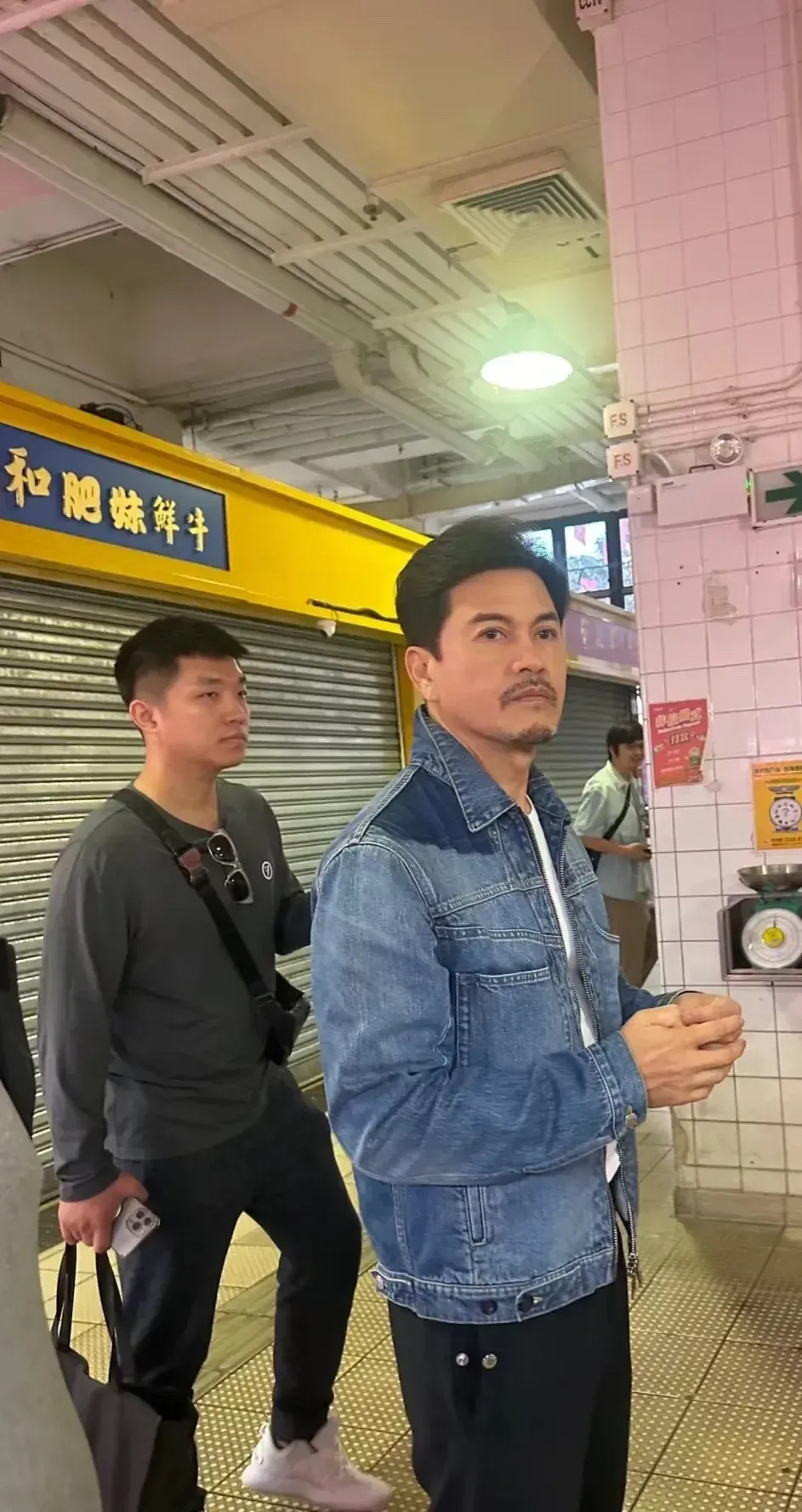70岁吕良伟这一头的黑发是认真的吗？问题是胡须也是黑的。周润发看起来都80岁
