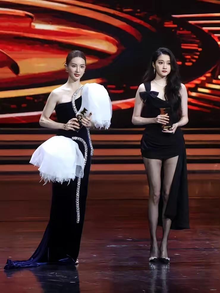 不比不知道，一比差距立现，金晨尽显优雅，关晓彤则略显尴尬。金晨身着一袭黑色晚礼