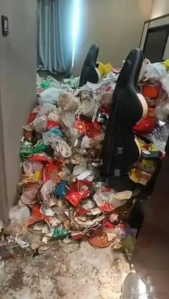一电竞酒店退房后画面“不堪入目”垃圾堆积超1米近日，有网友发视频称，吉林长春一