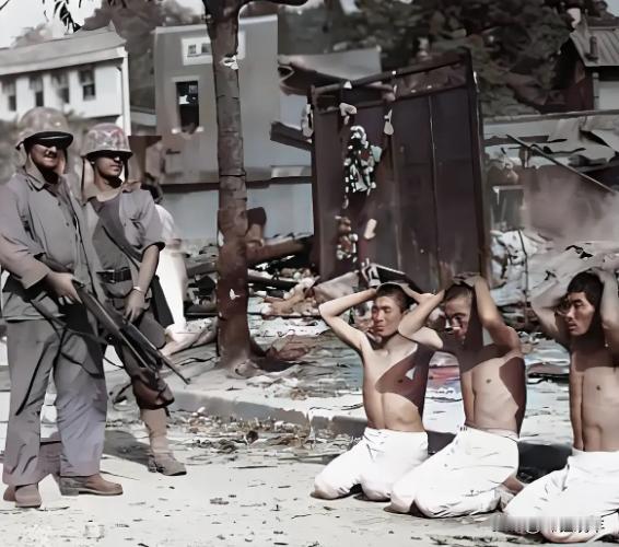 美军占领塞班岛后，对日本俘虏进行血腥虐待，他们将活生生日军俘虏的牙齿敲下做成项链