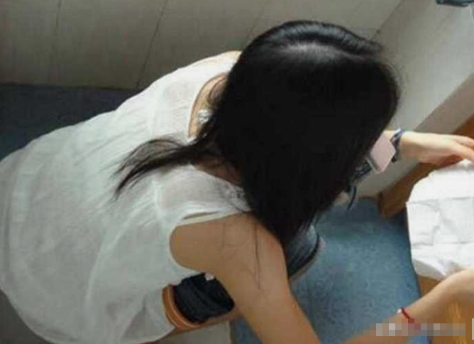 “想想都吓人！”福建35岁男子晚上遛弯时，见一名穿裙子的年轻女子进了厕所，就起了