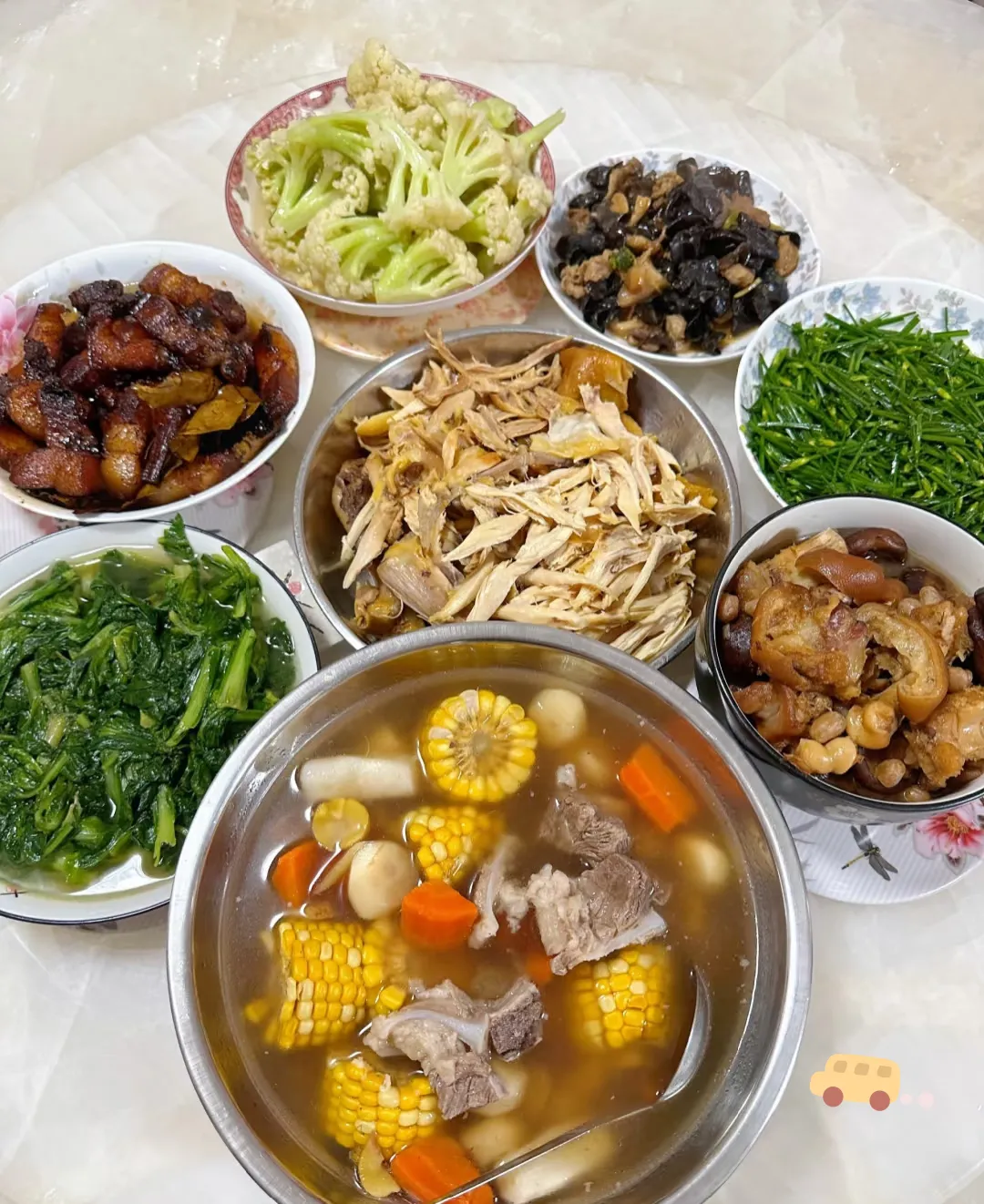 大姑姐带全家来做客，我忙乎半天做了桌菜，荤素搭配，主打健康不浪费。结果老公当场黑