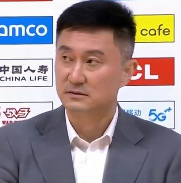 广东男篮主教练杜锋展望新赛季，他表示：上赛季球队没有进四强，但海哥并没有很严厉地