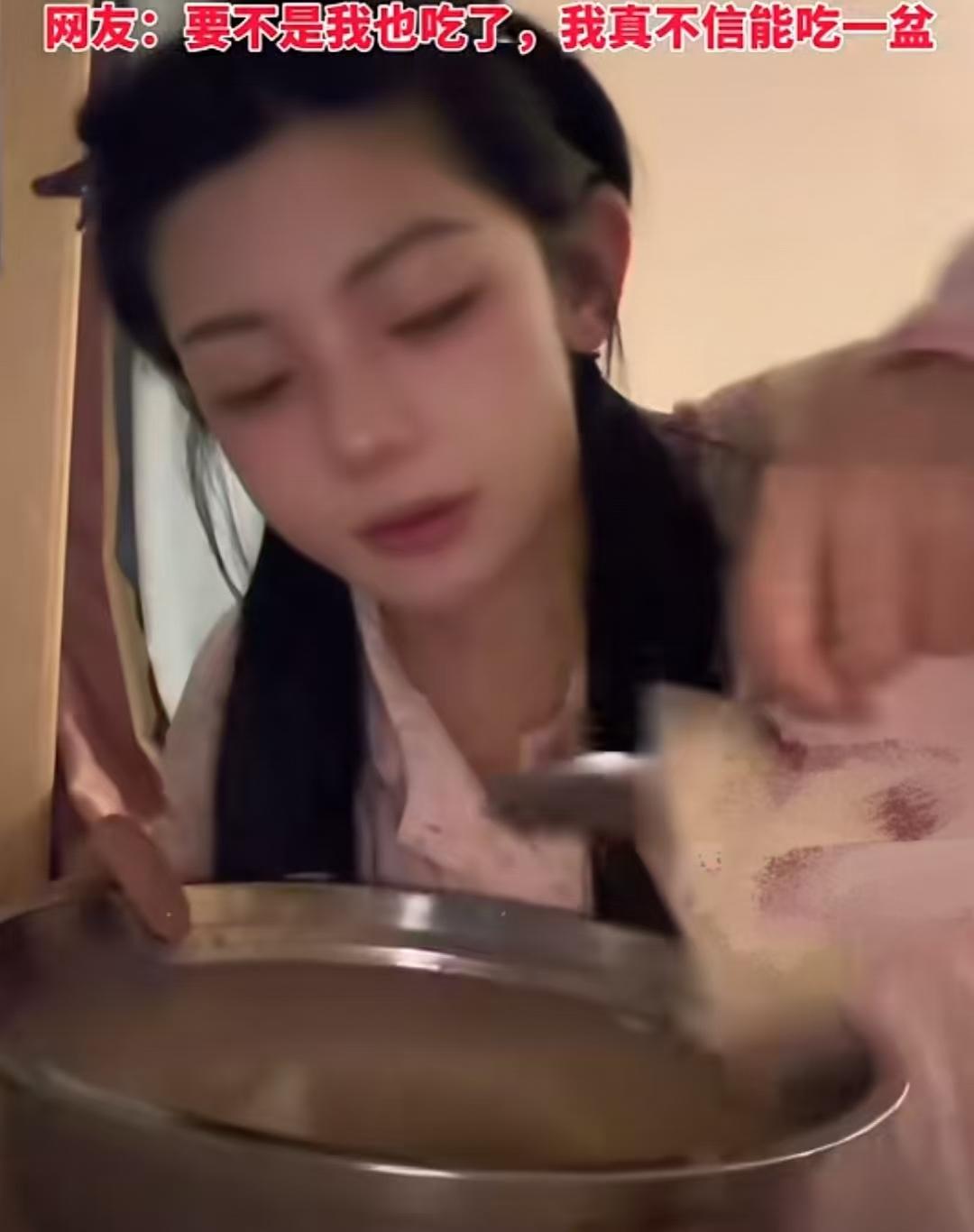 猪皮冻真有那么好吃吗？为什么说猪皮冻在东北根本挨不到过年？2月17日，黑龙江一女