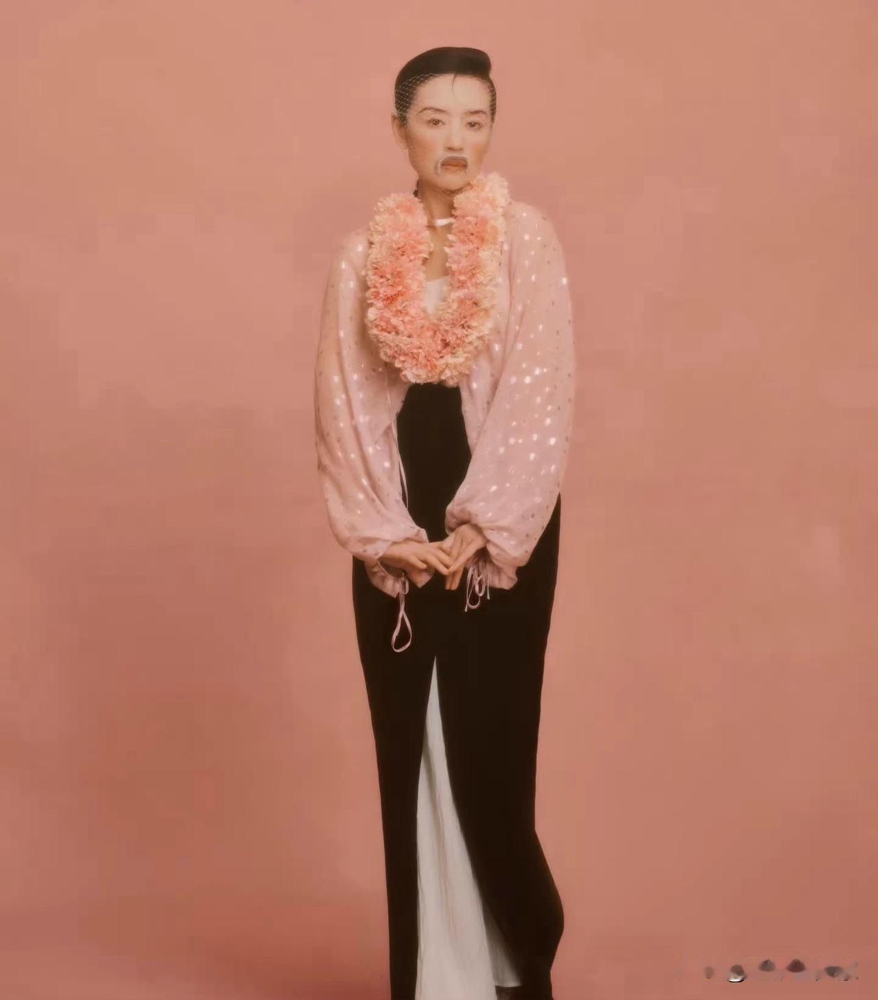 我能接受董洁身材有些变化，毕竟她今年都46岁了。但品牌方给她拍的这套造型，真的是